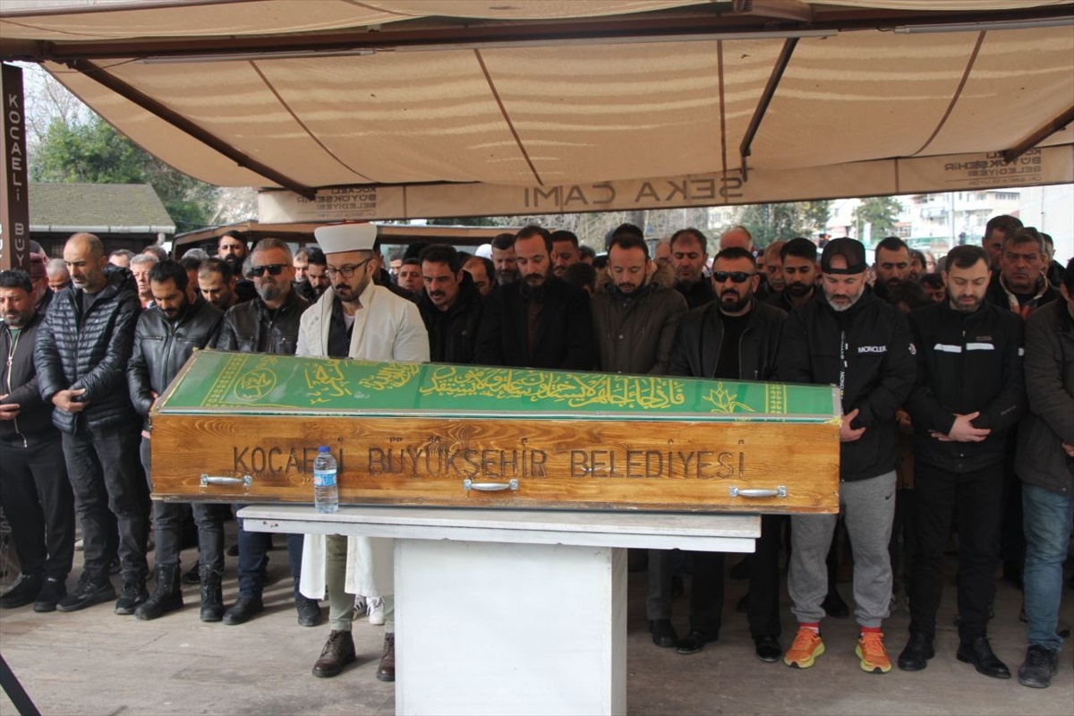İzmit\'te Taksici Bıçakla Öldürüldü