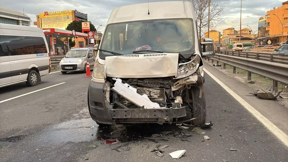 Gebze\'de Zincirleme Trafik Kazası: 4 Yaralı