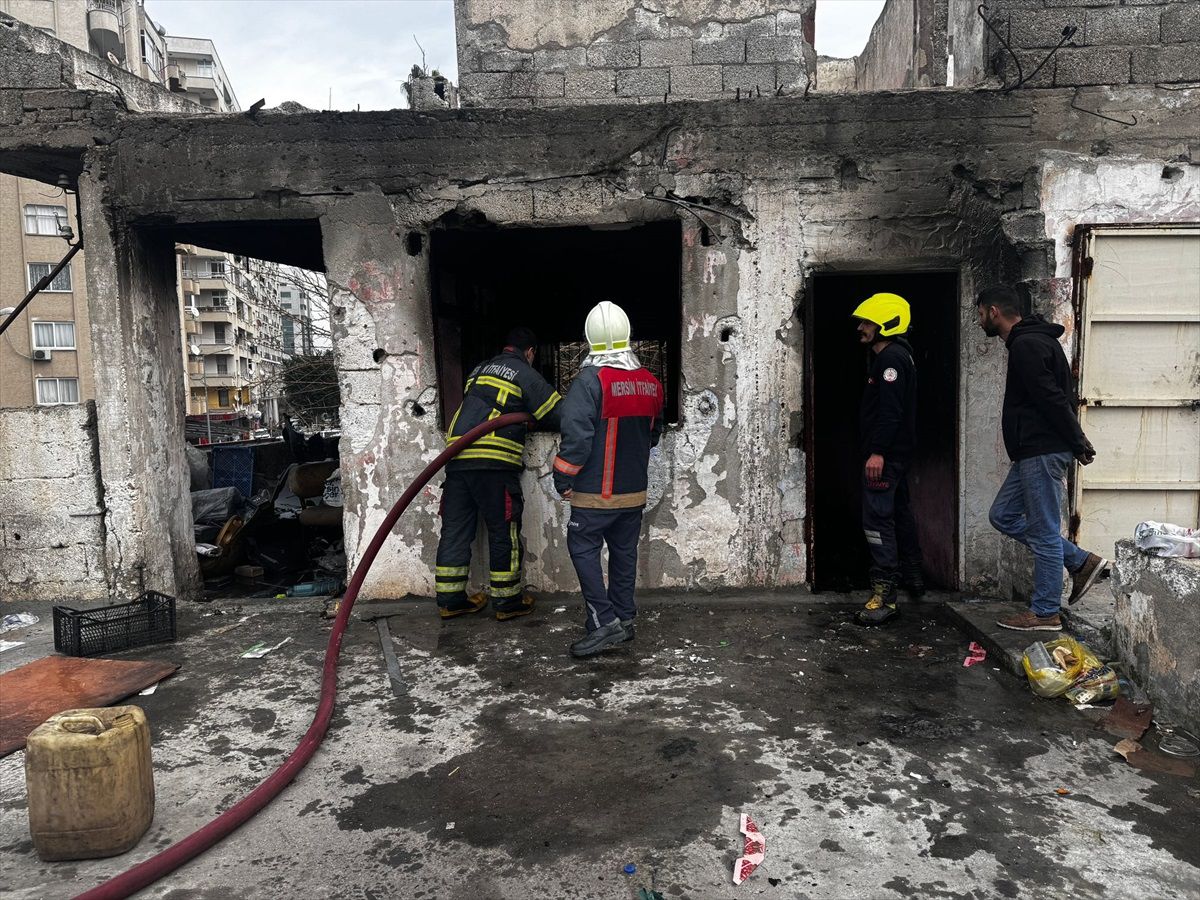 Mersin\'de Metruk Evde Yangın