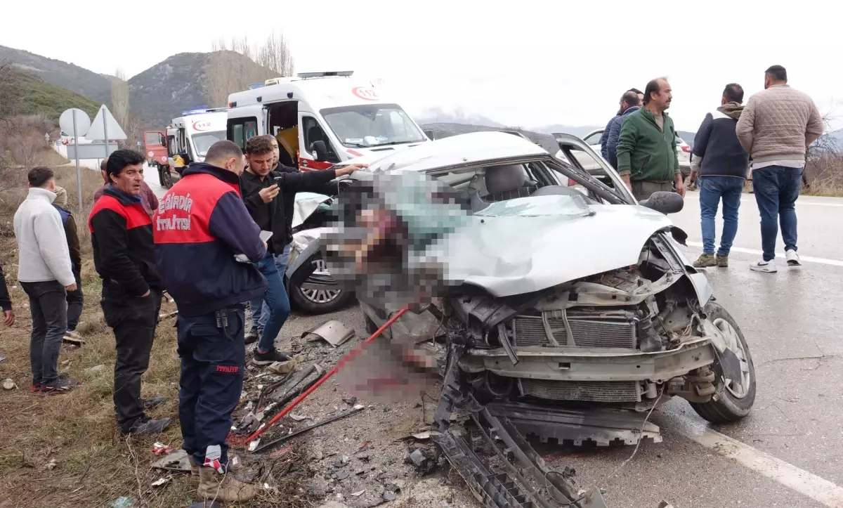 Isparta\'da Kafa Kafaya Çarpışma: 1 Ölü, 3 Yaralı