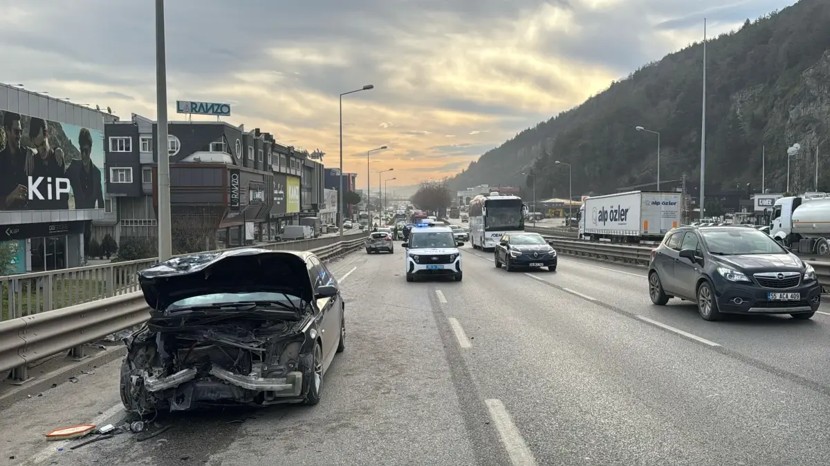 Samsun\'da Zincirleme Trafik Kazası: 3 Yaralı