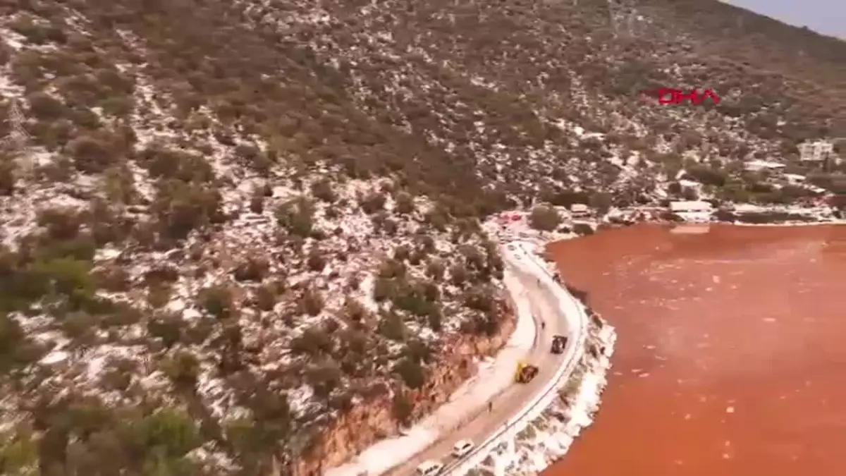 Demre\'de Şiddetli Dolu ve Sel Tarımı Olumsuz Etkiledi