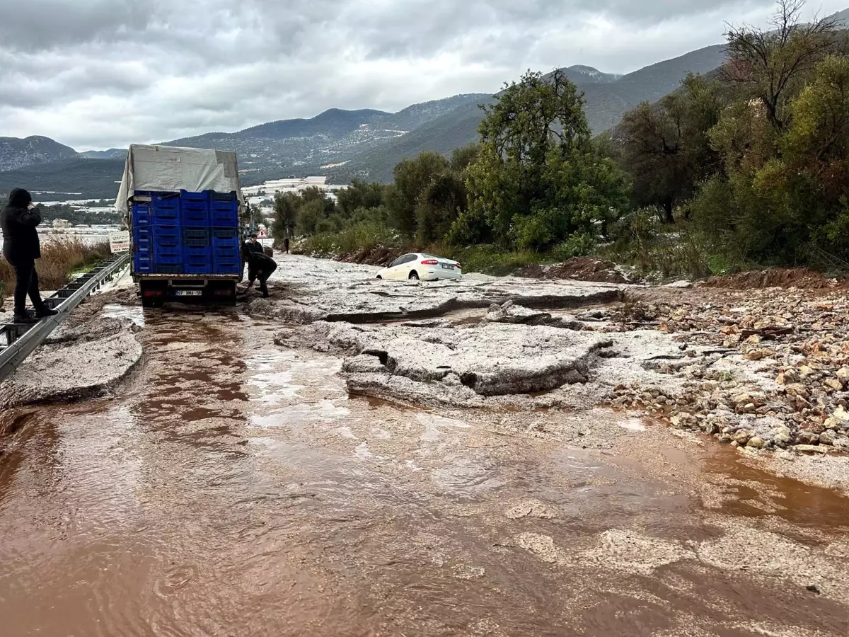 Demre\'de Şiddetli Dolu ve Yağmur Sonrası D400 Karayolu Kapandı