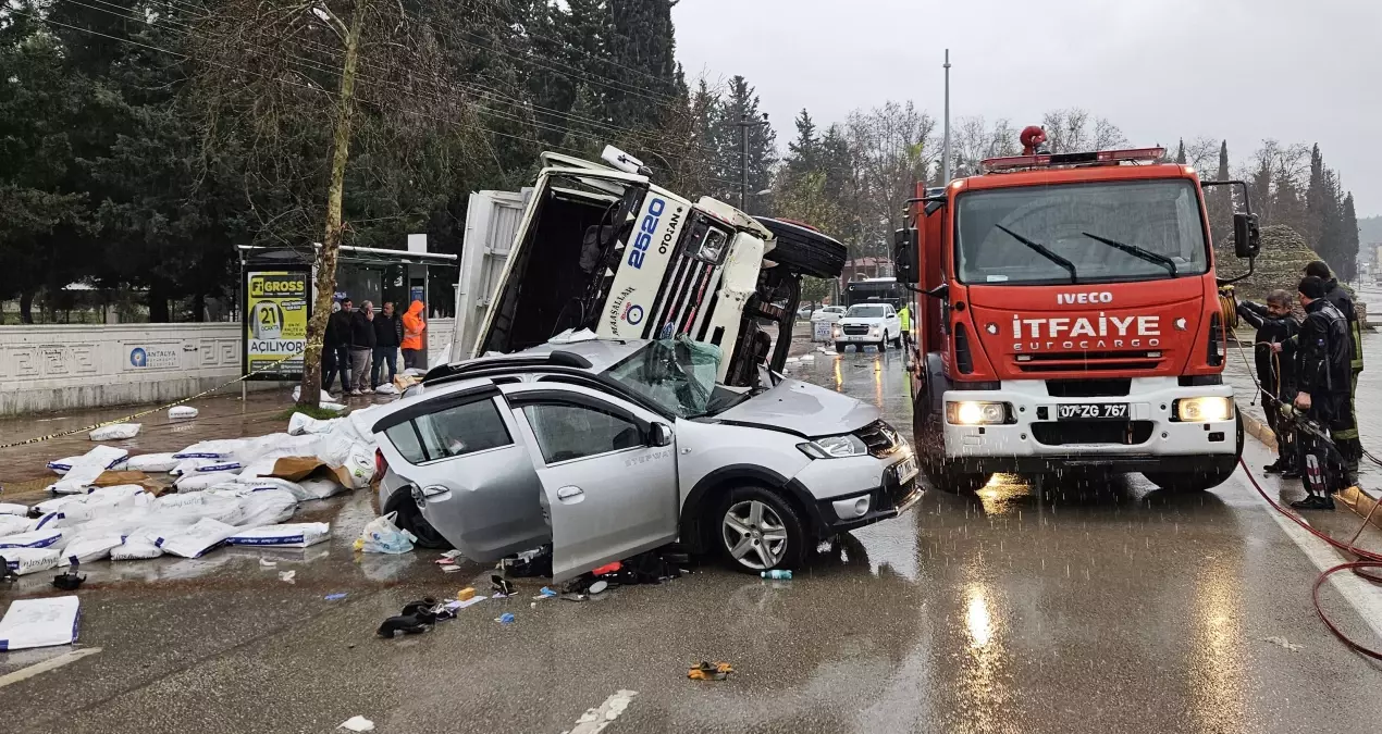 Antalya\'da Gübre Yüklü Kamyon, Otomobilin Üzerine Devrildi