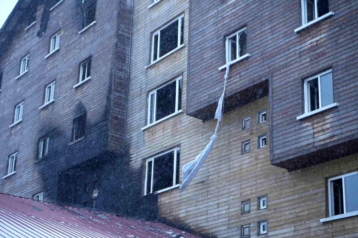 Kartalkaya\'daki Yangında Otel Ağır Hasar Aldı
