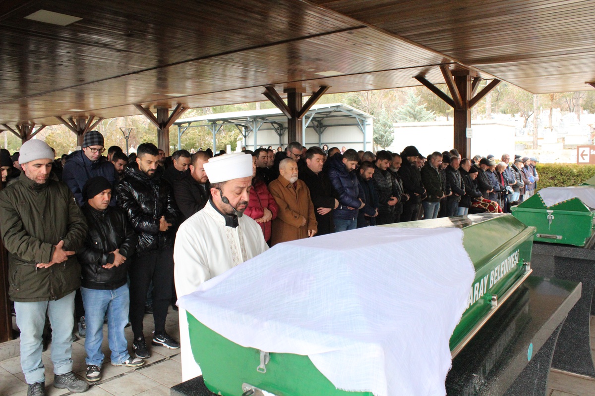 Aksaray\'da Yangında Hayatını Kaybeden 3 Yaşındaki Ecrin Argun Defnedildi