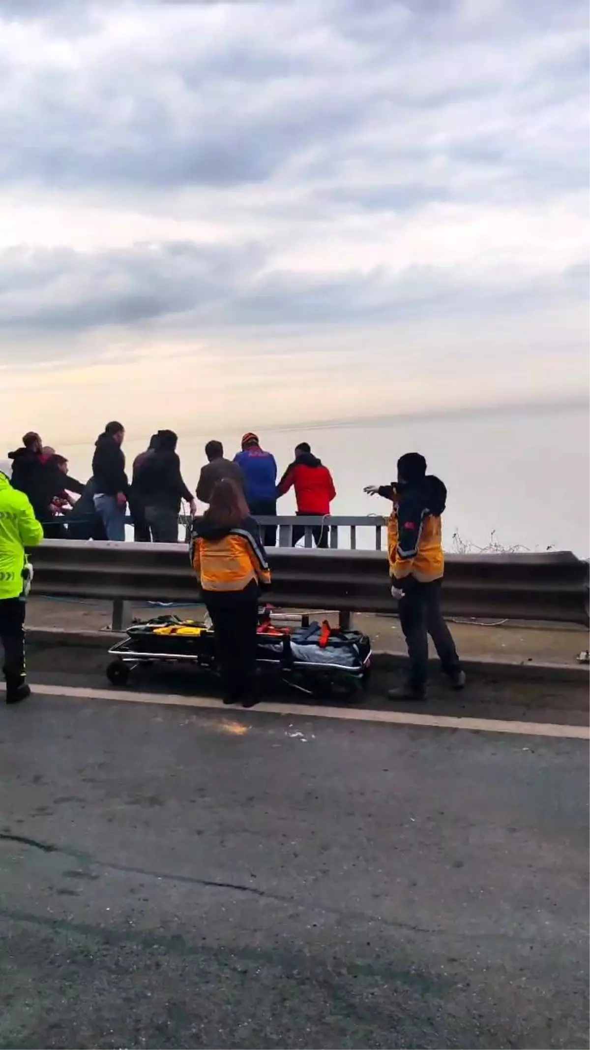 Zonguldak\'ta Ticari Kamyonet Uçurumun Kenarında