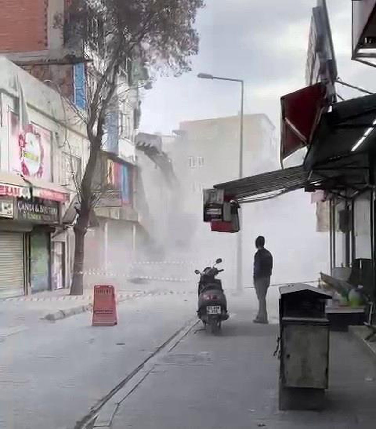 Adıyaman\'da Yıkımda Toz Tepkisi