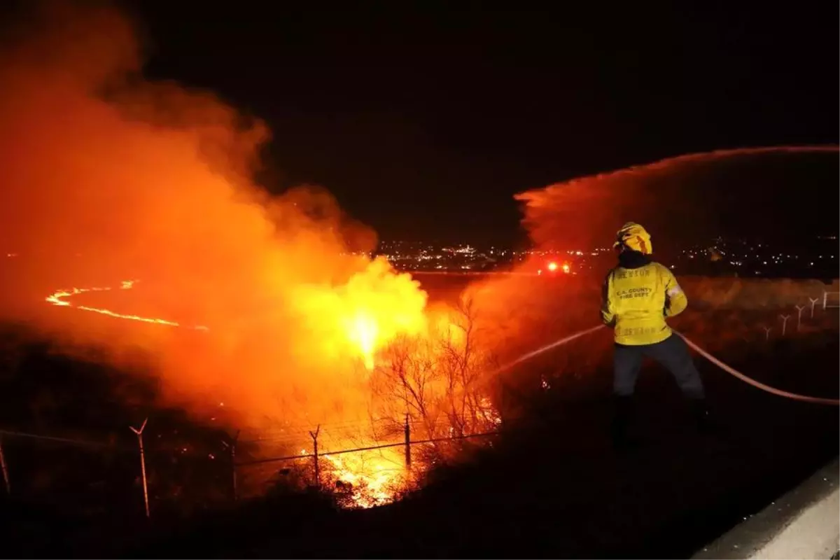 Los Angeles\'ta Hızla Yayılan Orman Yangını