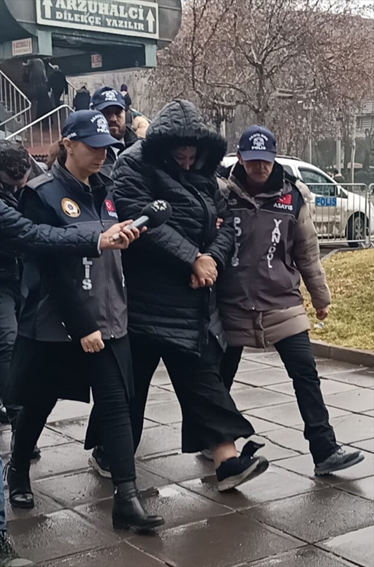 Dolandırıcılıkta Hakim Kılığına Giren Çift Yakalandı