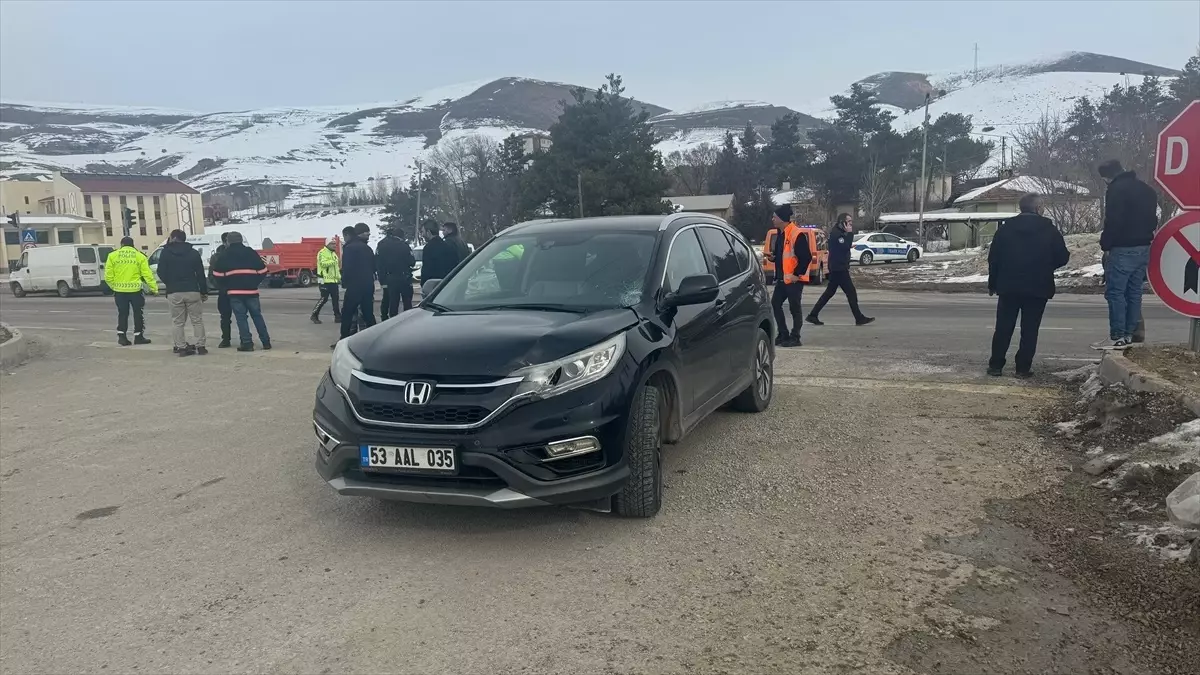 Bayburt\'ta Minibüs Sürücüsüne Cip Çarptı