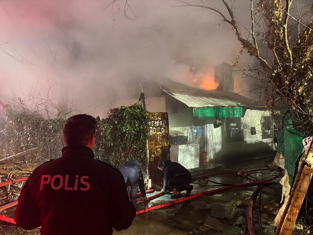 Bolu\'da Yangın: Ev ve Ahır Kullanılamaz Hale Geldi