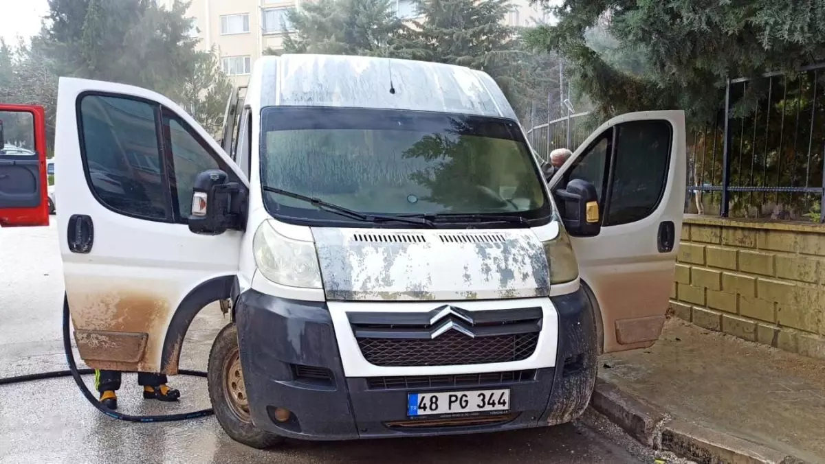 Burdur\'da Minibüs Yangını: Sigara İzmariti Nedeniyle Çıktı