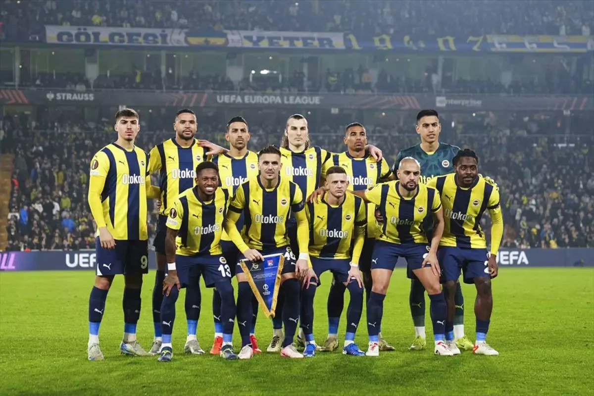 Fenerbahçe\'ye iki yıldızından birden kötü haber