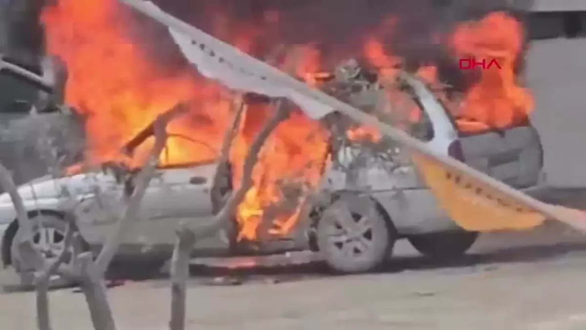 Hatay\'da Seyir Halindeki Otomobilde Yangın Çıktı