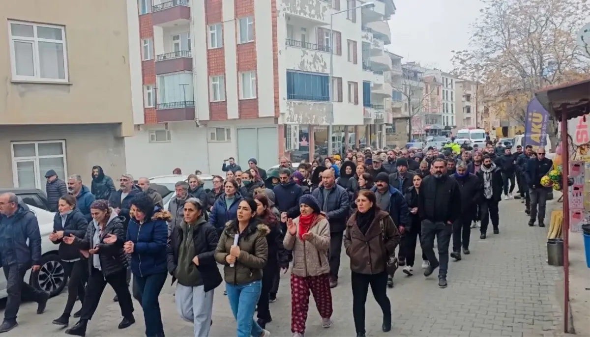 Pertek\'te Kadınlardan Çocuk İstismarına Protesto Yürüyüşü