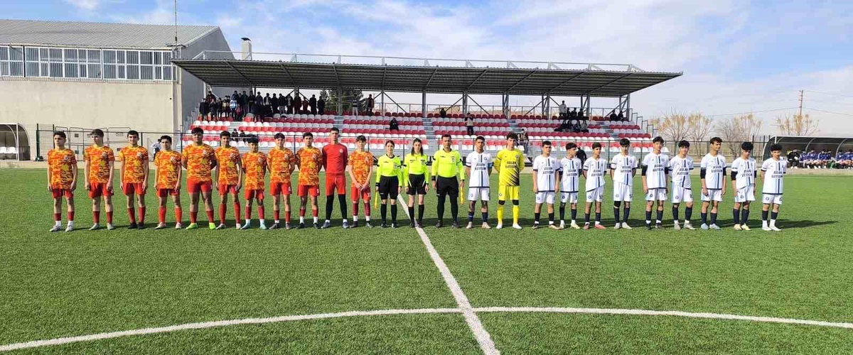 Mardin U16 Ligi\'nde Saygı Duruşu