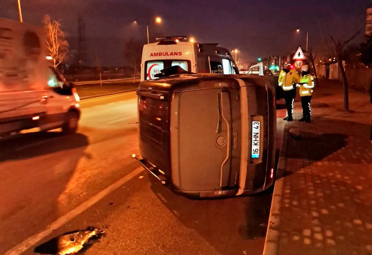 Bursa\'da Trafik Kazası: 18 Yaşındaki Sürücü Yaralandı