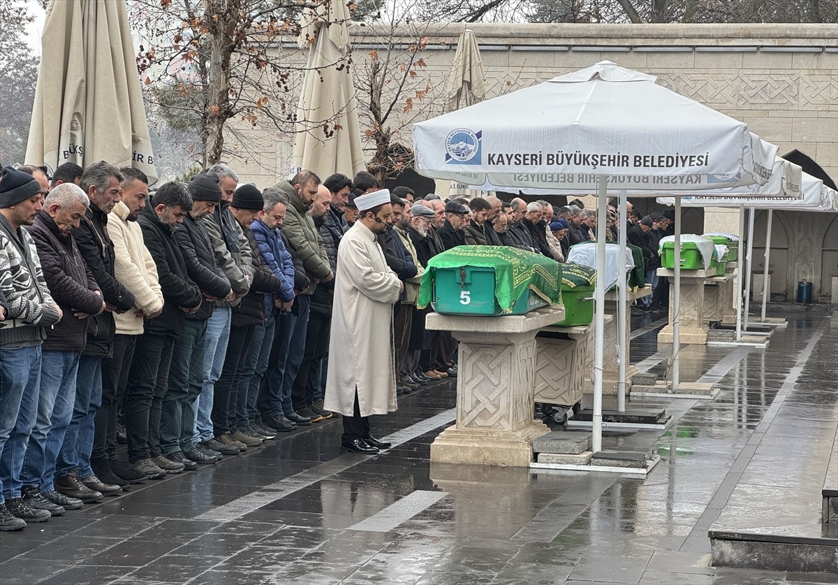 Kayseri\'de 7 Yaşındaki Çocuğun Cenazesi Defnedildi
