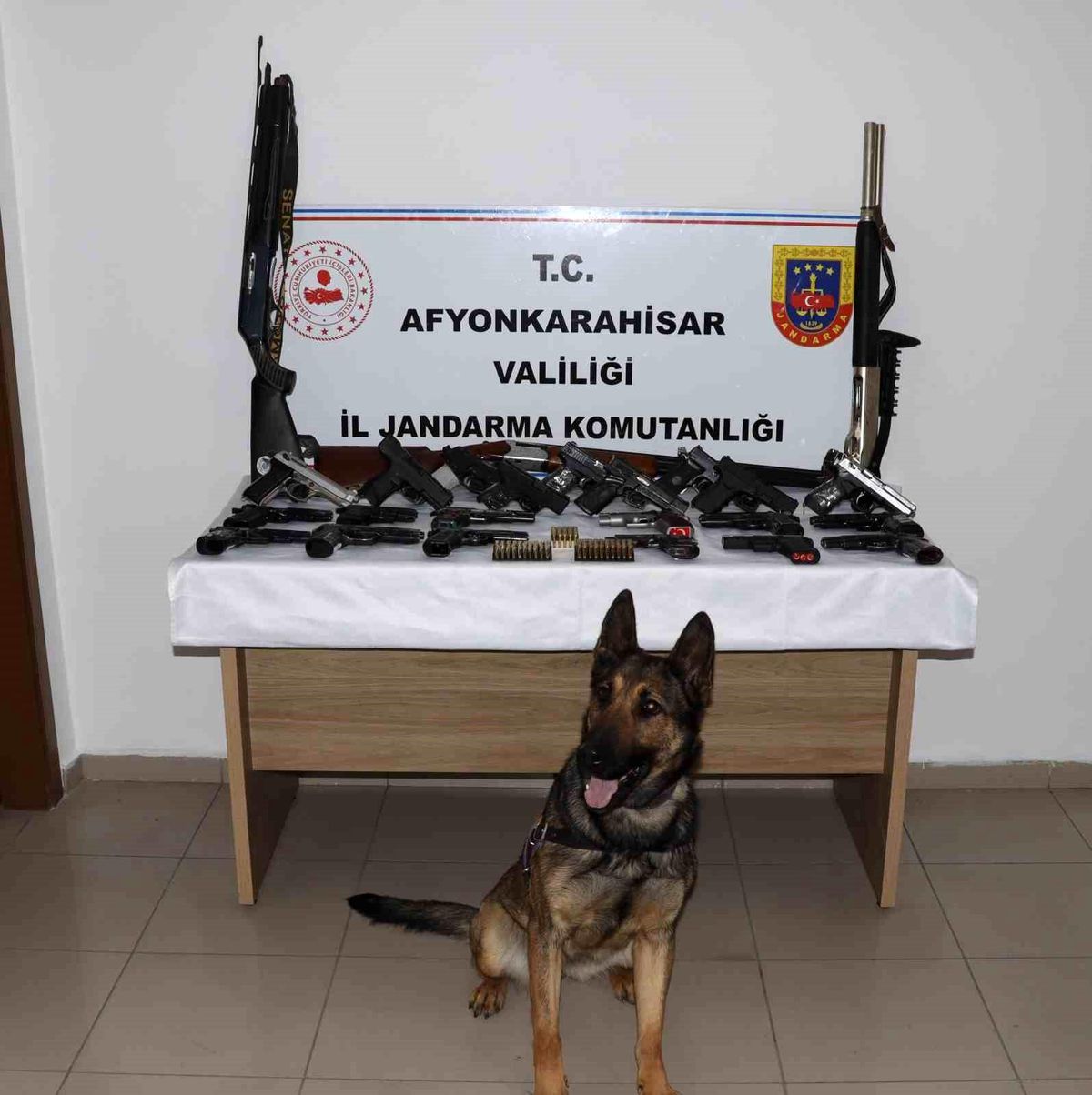 Afyonkarahisar\'da Eğlencelerde Havaya Ateş Açan 17 Şüpheli Yakalandı