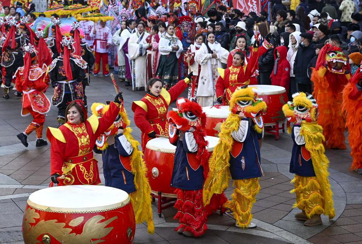 Xinjiang\'da Geleneksel Shehuo Performansları