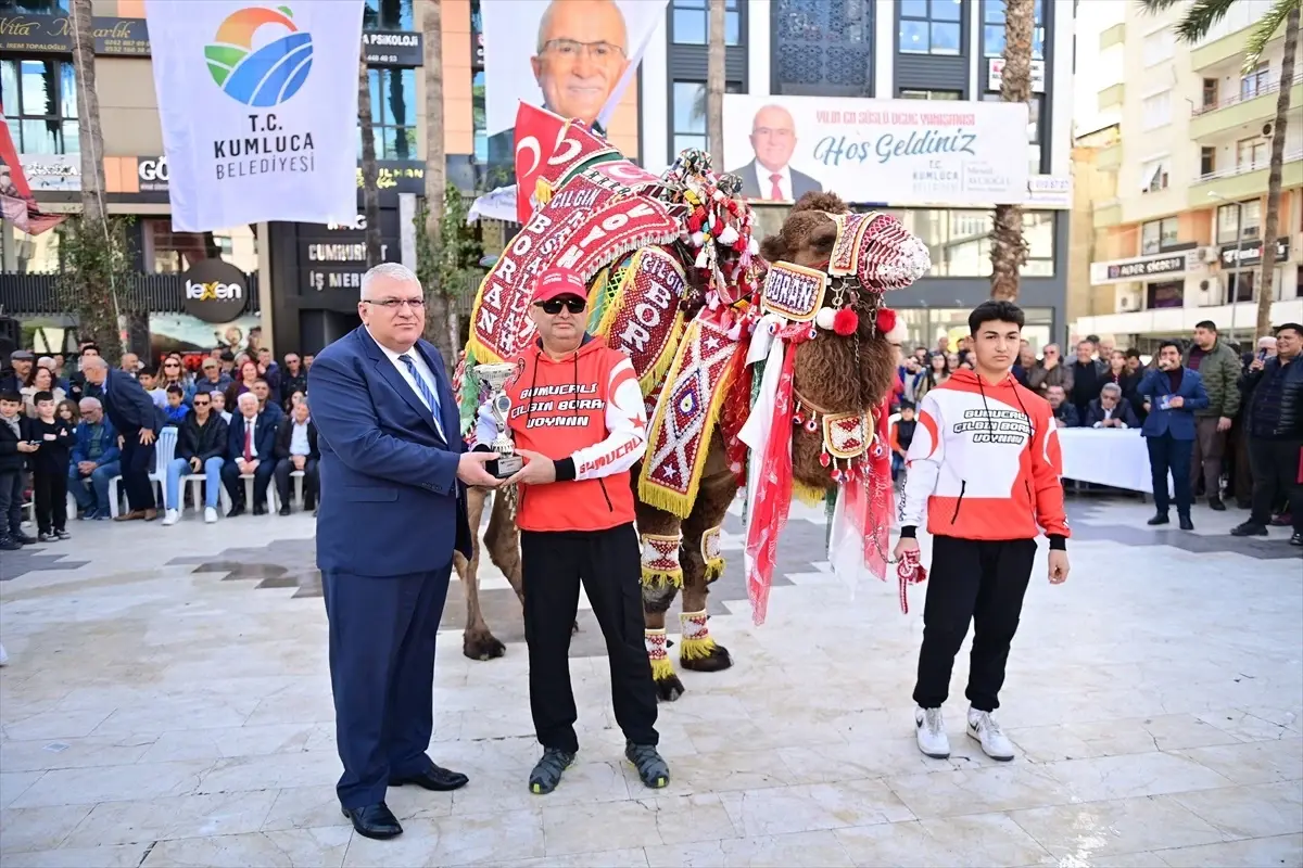 Kumluca\'da En Süslü Deve Yarışması