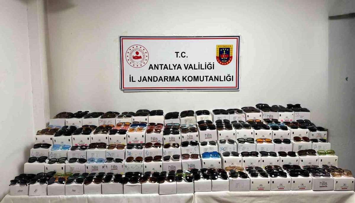 Antalya\'da 5 Bin Kaçak Güneş Gözlüğü Ele Geçirildi