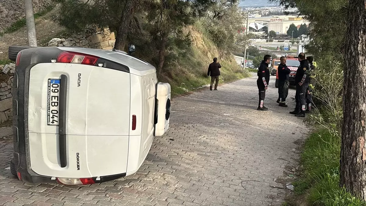 Hafif Ticari Araç Devrildi, Sürücü Hastaneye Kaldırıldı