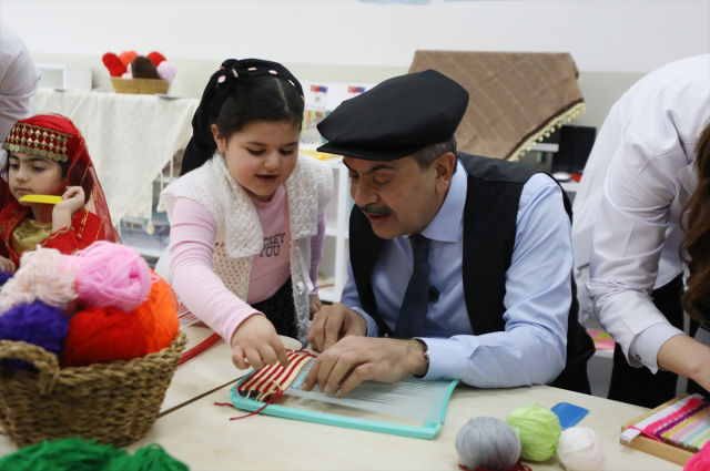 Bakan Tekin'den oldukça konuşulacak 'müfredat' çıkışı: Çocuklar Fatiha okusun, taziye öğrensin