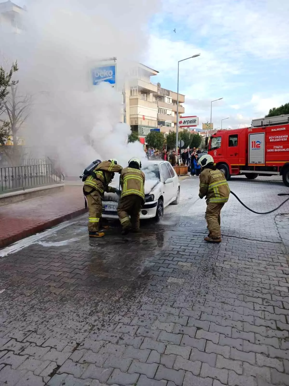 Burhaniye\'de İki Araç Yangını