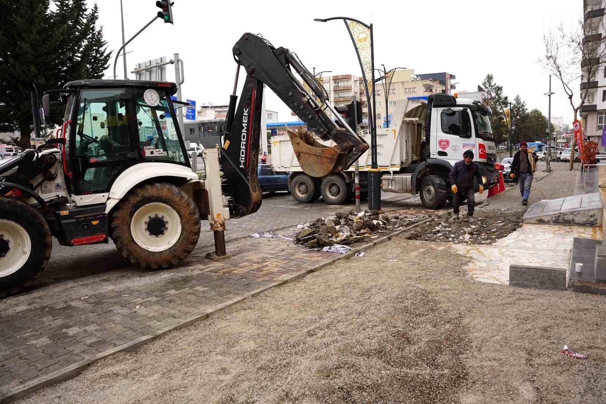 Kahta Belediyesi Yol Bakım ve Yenileme Çalışmalarını Sürdürüyor