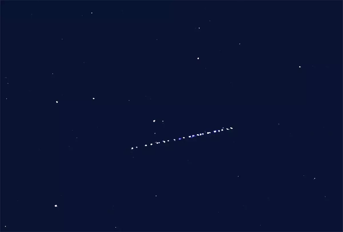 Tatvan\'da Starlink Uydularının Geçişi Heyecanlandırdı