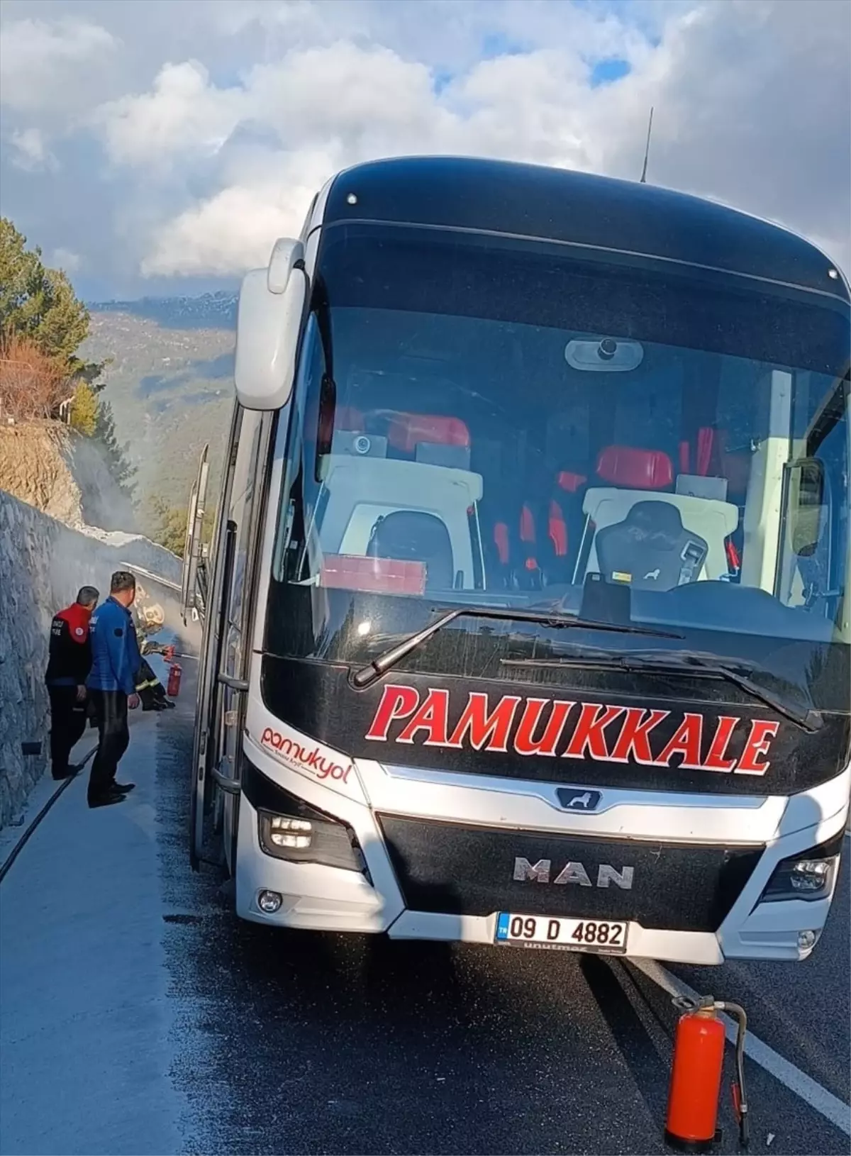 Otobüs Yangını Pamukkale\'de Kontrol Altına Alındı