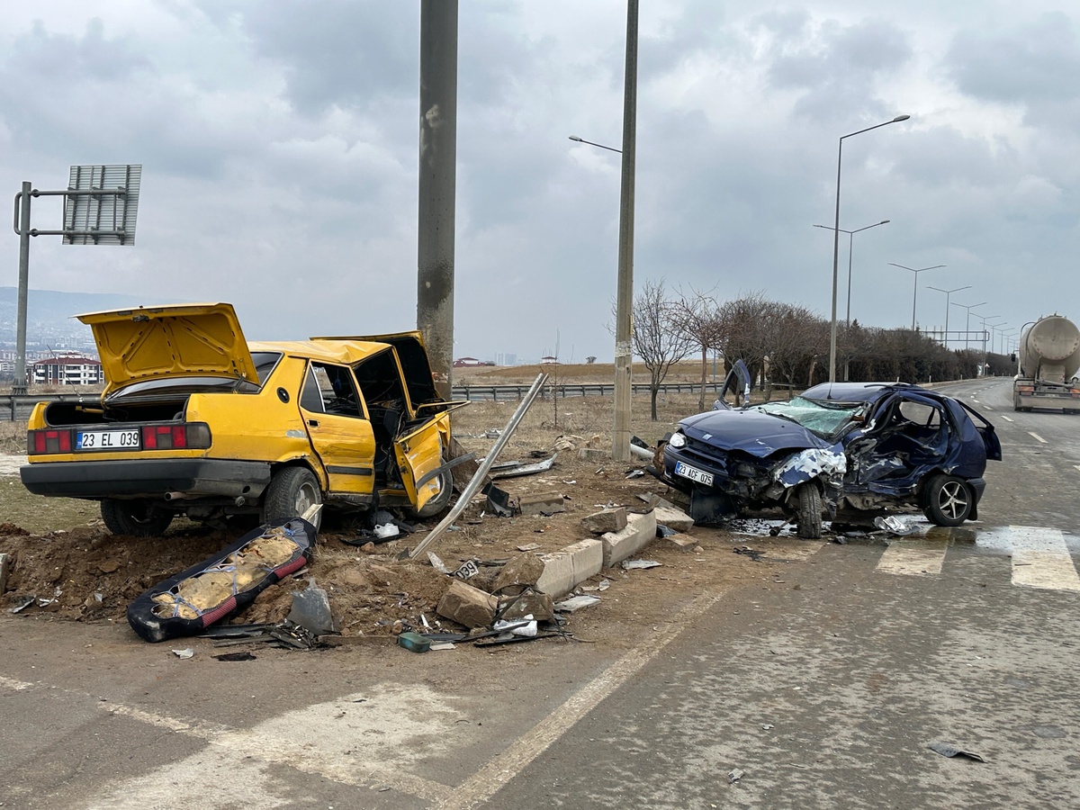 Elazığ\'da Kırmızı Işık İhlali Kazası: 4 Yaralı