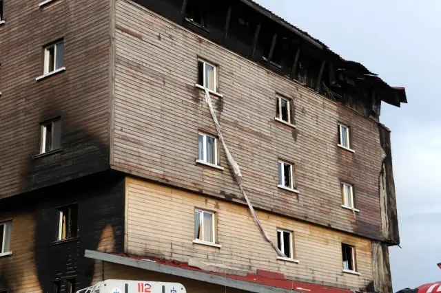 Bolu'daki otel yangınında çarşafları birbirine bağlayıp, 11 kişiyi kurtardı