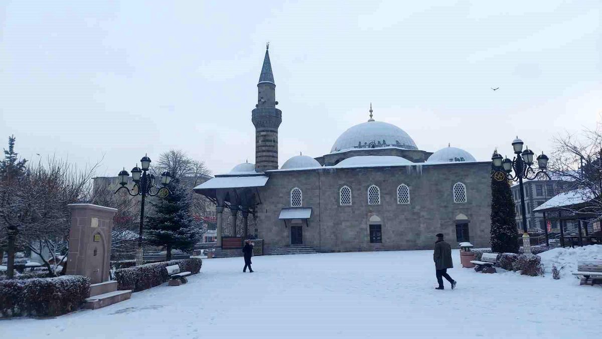 Erzurum\'da Kar Yağışı Ulaşımı Zorluyor