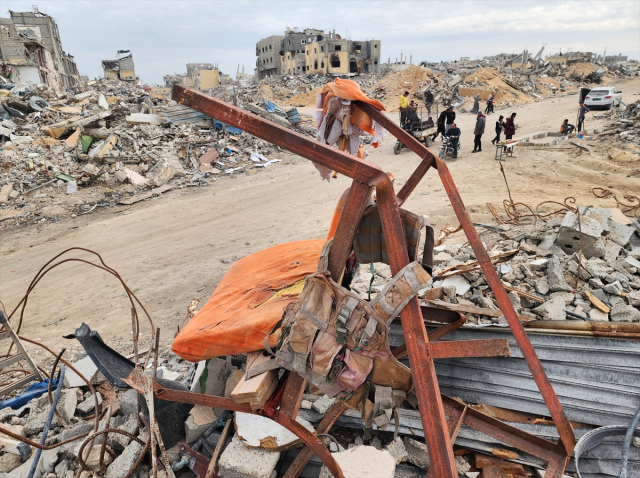 Hamas lideri Sinvar'ın yeleği ve ölmeden önce yaralı olarak oturduğu koltuk bulundu