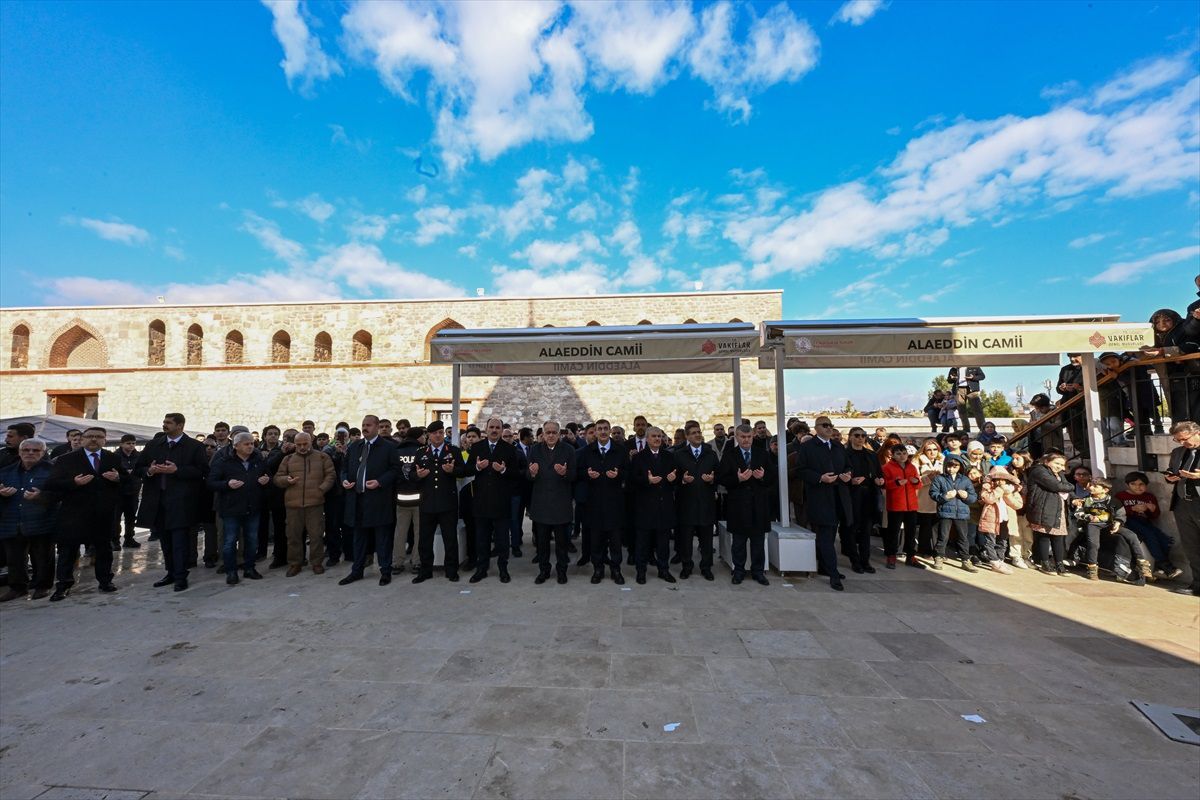 Cumhurbaşkanı Yardımcısı Yılmaz, Konya\'da Selçuklu Sultanlarına saygı nöbetini izledi