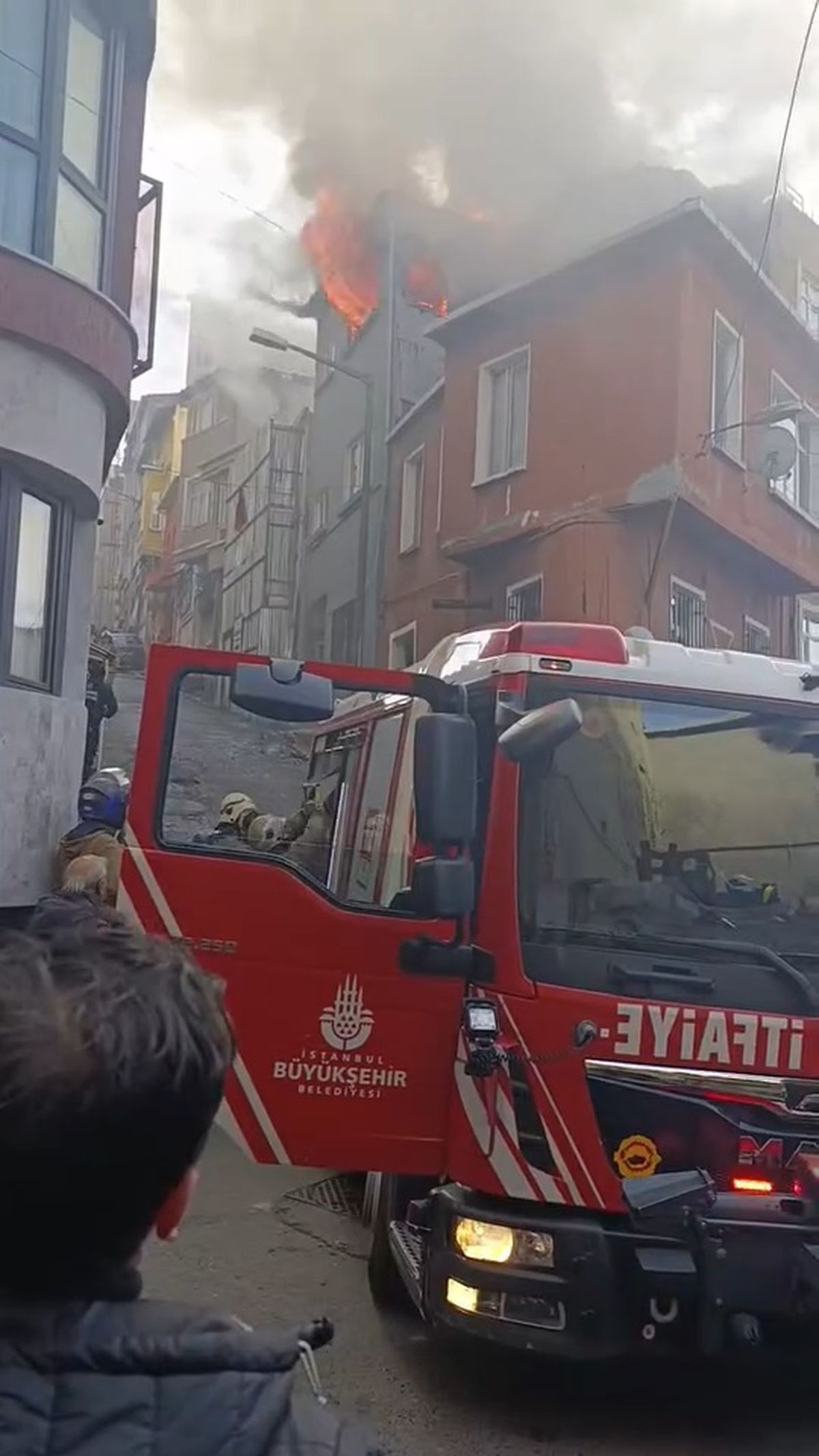 Beyoğlu\'nda korkutan yangın