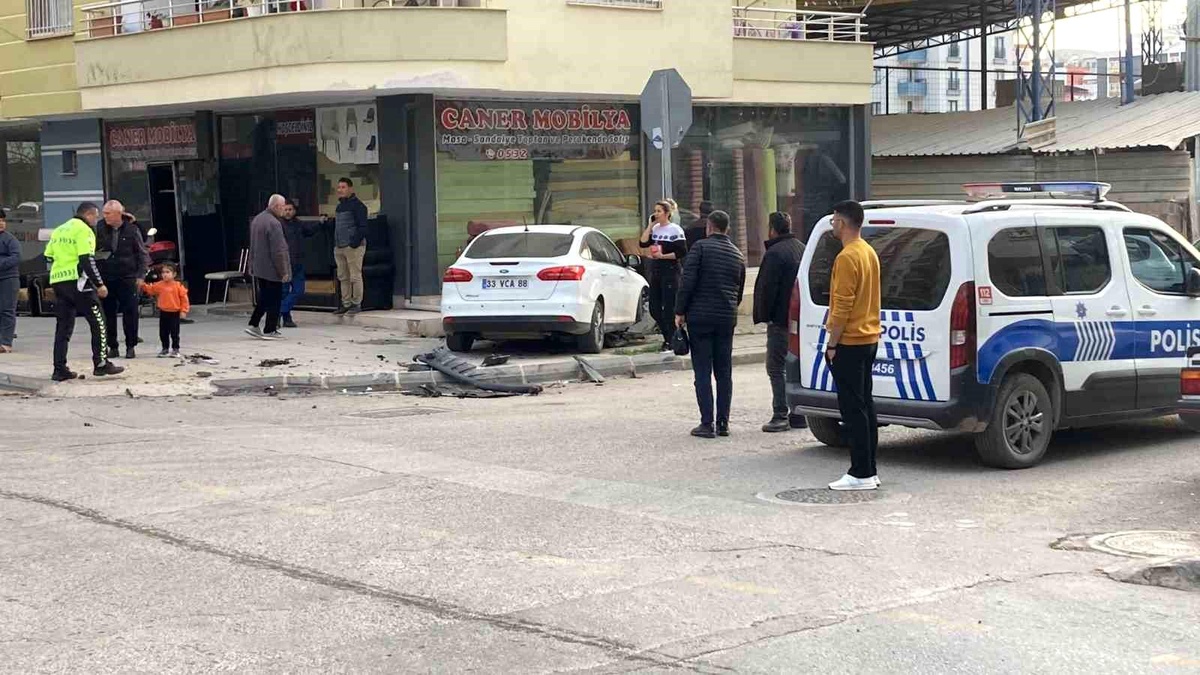 Mersin\'de Otomobil Kazası: İki Sürücü Yaralı