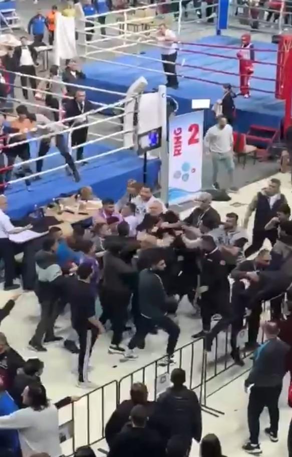 Kick boks maçında kavga ring dışına taştı: 1'i hakem 2 yaralı