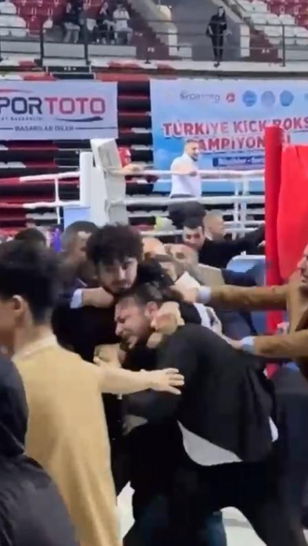 Kick boks maçında kavga ring dışına taştı: 1'i hakem 2 yaralı