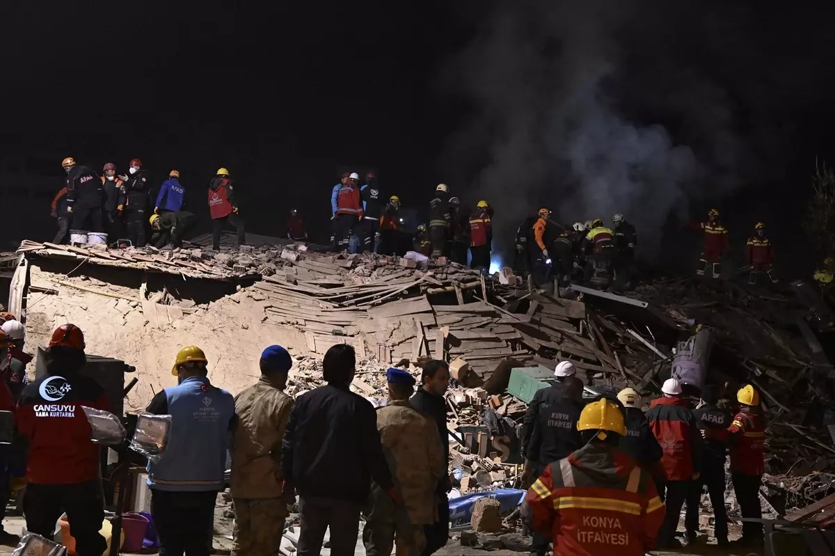 Konya\'da Bina Çöktü: 5 Kişi İçeride Olabilir