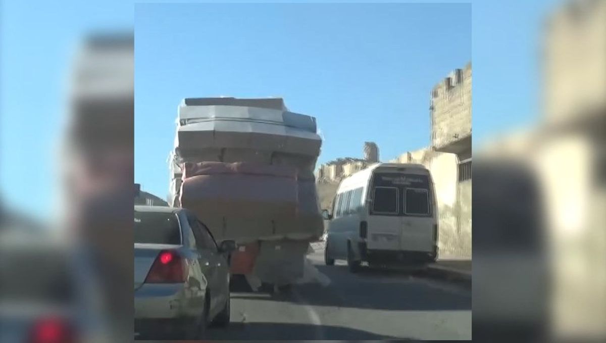 Şanlıurfa\'da Kamyonetten Yola Süngerler Saçıldı