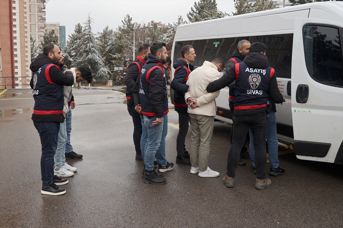Sivas\'ta Dolandırıcılık Operasyonu: 4 Zanlı Yakalandı