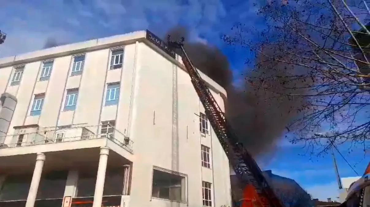 Sultanbeyli\'de Tekstil Atölyesinde Yangın