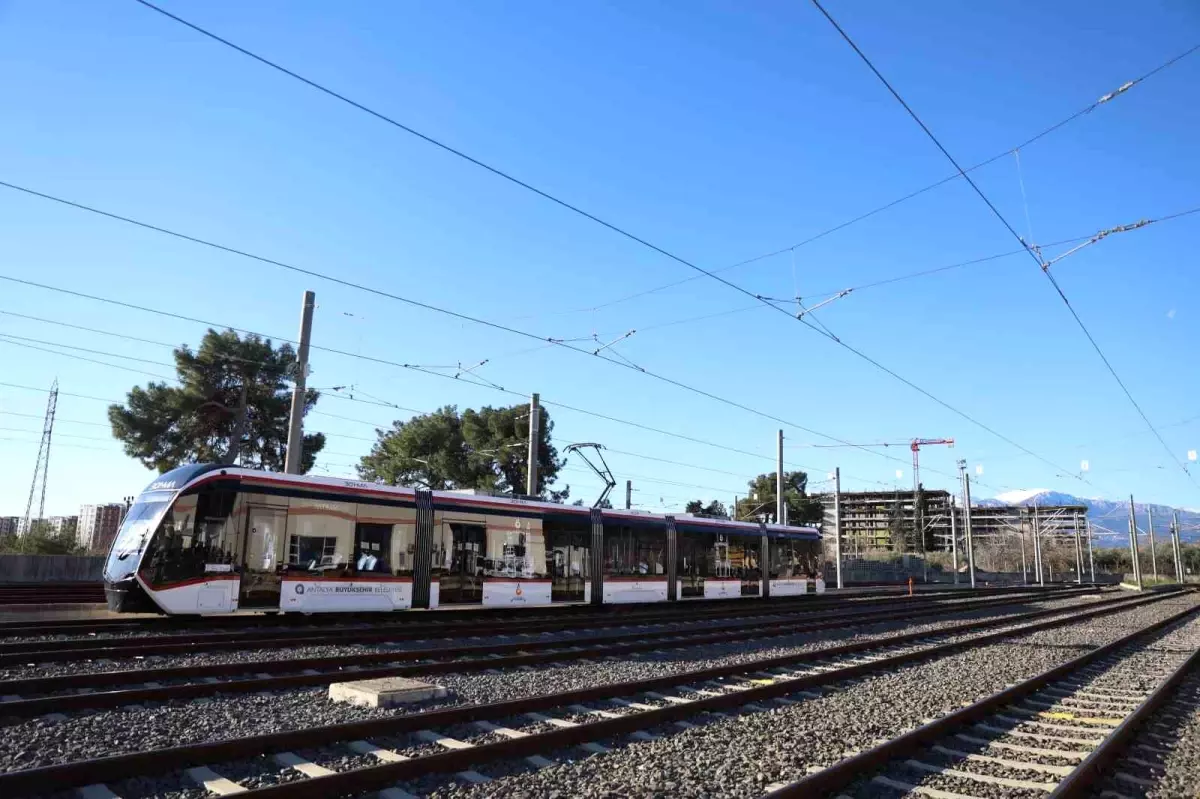 Antalya Tramvaylarında Hijyenik Temizlik Uygulamaları Devam Ediyor