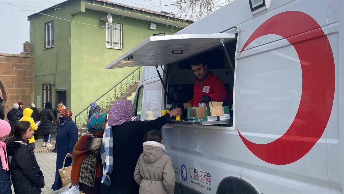 Kızılaya\'dan Mezarlık Ziyaretçilerine Çorba İkramı