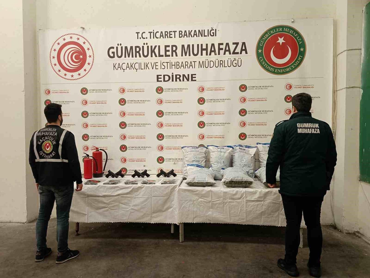 Edirne\'de Sınır Kapısında Silah ve Uyuşturucu Operasyonu