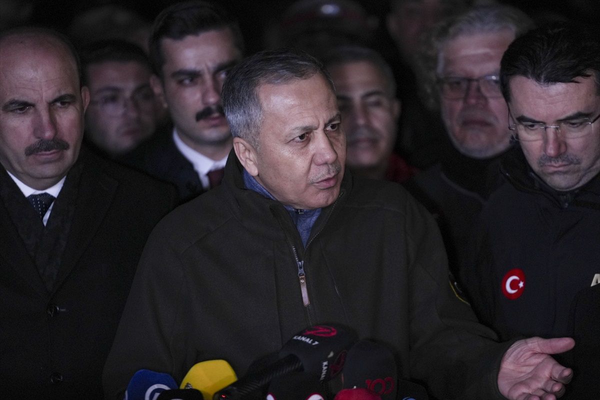 Konya\'da Çöken Binada Arama Kurtarma Devam Ediyor